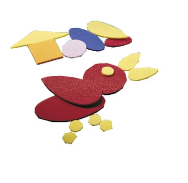 Verschiedene Schaumstoffformen in Rot, Gelb, Blau und Rosa sind auf weißem Hintergrund so angeordnet, dass sie einer einfachen Vogelfigur ähneln.