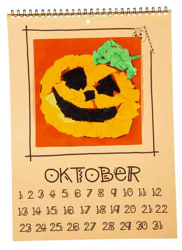 Ein Kalenderblatt für den Oktober zeigt eine kindliche Collage aus einem Kürbis mit grünem Stiel. Die Daten sind in fünf Reihen angeordnet, und "OKTOBER" steht in verspielten, stilisierten Buchstaben unterhalb des Kürbisses.
