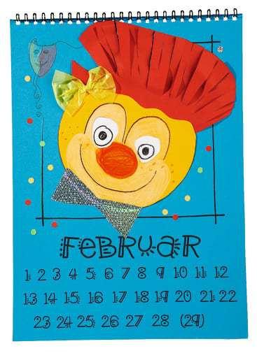 Ein Kalenderblatt für den Februar mit den Zahlen 1 bis 29, einem großen Clownsgesicht aus Papier und Stoff und bunten Punkten als Dekoration auf hellblauem Hintergrund.
