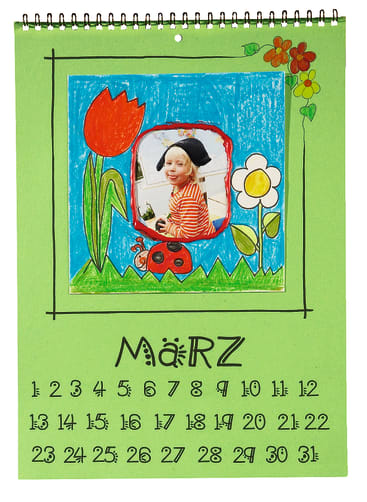 Ein grünes Kalenderblatt für den März zeigt handgezeichnete Blumen, einen Marienkäfer und ein Foto eines Kindes in einem rot-weiß gestreiften Hemd. Die Tage des Monats sind am unteren Rand in Reihen angeordnet.