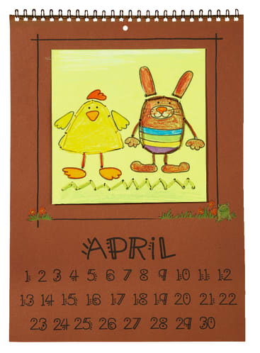 Ein Kalenderblatt für April zeigt eine Kinderzeichnung eines gelben Kükens und eines braunen Hasen in kurzen Hosen. Die Daten des Monats sind in Reihen unterhalb der Illustration auf braunem Hintergrund angeordnet.
