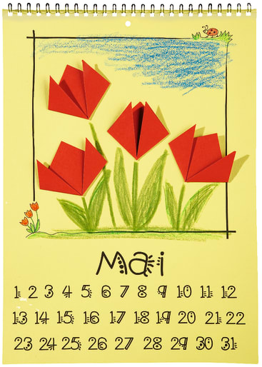 Ein Kalenderblatt für den Mai zeigt drei rote Papiertulpen auf gelbem Hintergrund, mit grünen Stängeln und Blättern aus Buntstift, einem handgezeichneten blauen Himmel und nummerierten Kalendertagen darunter.