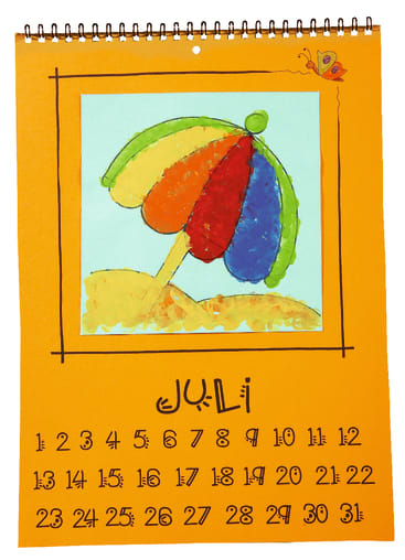 Ein Kalenderblatt für den Monat Juli mit einem handgezeichneten Bild eines bunten Sonnenschirms auf Sand vor einem orangefarbenen Hintergrund. Die Daten für den Monat sind unter der Illustration aufgeführt.