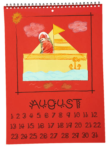 Ein rotes Kalenderblatt für August zeigt ein handgezeichnetes gelbes Boot mit einem Kind mit rotem Kopftuch, blaues Wasser, einen Anker, eine gelbe Sonne, rote Wolken und Daten, die in fünf Reihen am unteren Rand angeordnet sind.