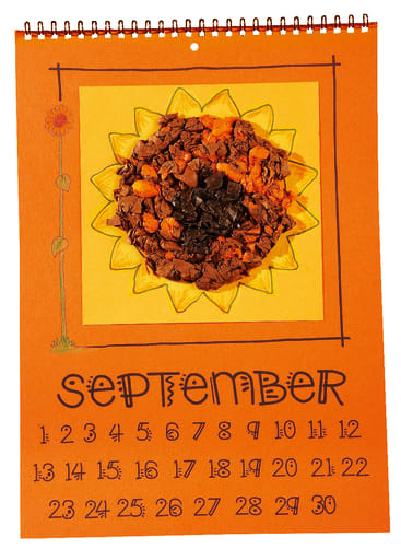 Ein orangefarbenes Kalenderblatt für September zeigt oben eine Sonnenblumengrafik und darunter die nummerierten Tage 1 bis 30. Auf der linken Seite befindet sich eine einfache Blumenillustration.