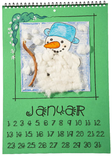 Ein Kalenderblatt für Januar zeigt eine Kinderzeichnung eines Schneemanns mit blauem Hut, orangefarbener Nase, Stockarm und Wattebällchen als Schnee vor einem grünen Hintergrund. Die Daten für den Januar sind unter der Zeichnung aufgeführt.