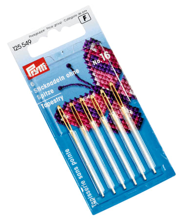 Eine Packung mit sechs Prym-Gobelin-Nadeln, Größe Nr. 16, mit goldfarbenen Ösen, auf blauem Hintergrund mit einer rosa Schmetterlingsillustration.