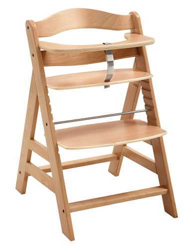Ein verstellbarer Hochstuhl aus Holz mit Sicherheitsgurt, natürlicher Holzoberfläche und drei ebenen Flächen für Sitz, Fußstütze und Tablett. Der Stuhl hat ein einfaches, stabiles Design und abgewinkelte Beine.