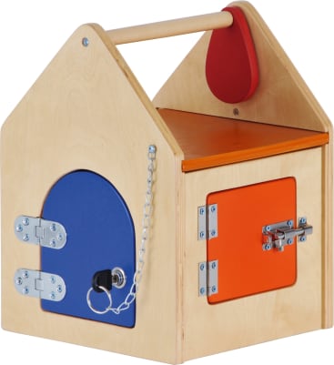 Ein hölzerner Aktivitätskasten in Form eines Hauses mit einem Griff, einer blauen Tür mit Schlüssel und Kette, einer orangefarbenen Tür mit einem Schiebeverschluss und verschiedenen Metallscharnieren.