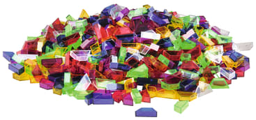 Ein großer Stapel bunter, transparenter geometrischer Formen aus Kunststoff, darunter Rechtecke, Dreiecke und Quadrate in den Farben Rot, Blau, Grün, Gelb und Violett, die vor einem weißen Hintergrund verstreut sind.