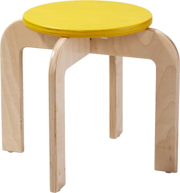 Ein kleiner Holzhocker mit vier hellen, geschwungenen Beinen und einer runden, flachen, hellgelben Sitzfläche.
