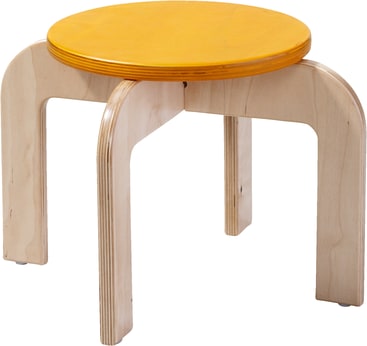 Ein kleiner Holzhocker mit vier geschwungenen, hellen Beinen und einer runden, flachen, gelben Sitzfläche. Der Hocker hat ein einfaches, modernes Design.