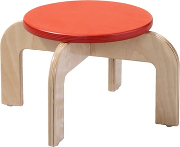 Ein kleiner Holzhocker mit gebogenen Beinen und einem runden, flachen roten Sitz. Die Beine sind natürliche Holzfarbe und das Design ist einfach und robust.