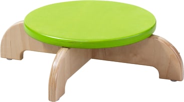 Ein kleiner, runder, leuchtend grüner Holzhocker mit Beinen aus Naturholz, die sich nach außen wölben und sich in der Mitte kreuzen und einen stabilen Sockel bilden.