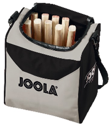 Eine weiche, grau-schwarze Tasche der Marke JOOLA ist mit mehreren aufrecht stehenden Holzstöcken oder Schlägern gefüllt, an denen ein schwarzer Schulterriemen befestigt ist.