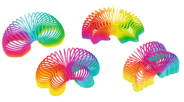 Vier regenbogenfarbene Slinkys aus Kunststoff sind auf einem weißen Hintergrund abgebildet, jeder in einer anderen gewundenen oder gebogenen Position. Die Farben sind rosa, orange, gelb, grün und blau.