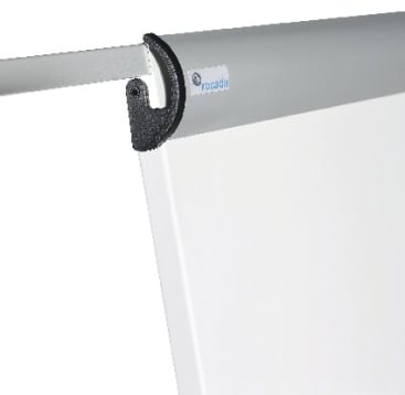 Nahaufnahme der oberen Ecke einer weißen Projektionswand mit einem silbernen Rahmen und einer schwarzen Kunststoffkappe. In der Nähe des Rahmens ist ein kleines Etikett mit dem Markennamen Dopada angebracht.