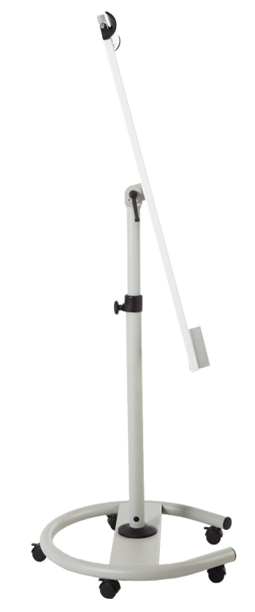 Ein mobiles Whiteboard mit einem höhenverstellbaren Ständer, der von einem runden Radfuß getragen wird, in der Seitenansicht. Die Tafel ist nach oben geneigt und verfügt über eine Ablage für Marker an der Unterseite.