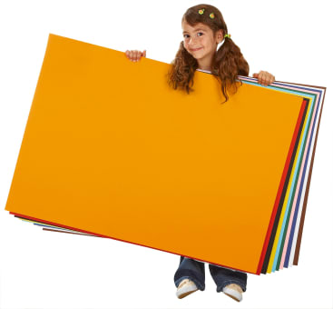 Ein junges Mädchen hält einen großen Stapel bunter Plakatwände in der Hand, wobei das oberste Blatt orange ist. Sie lächelt und hat braunes Haar in Zöpfen. Der Hintergrund ist weiß.