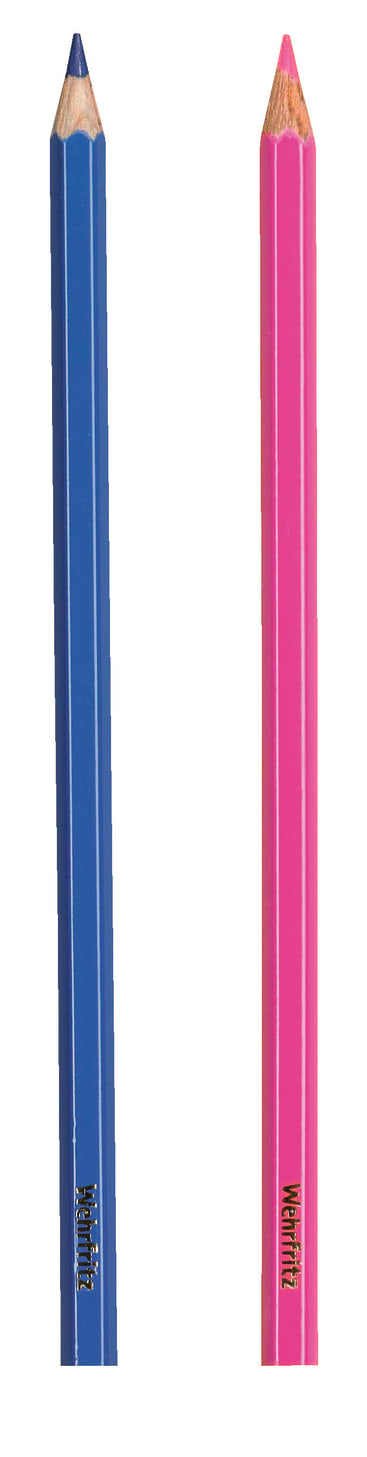 Zwei sechseckige Buntstifte stehen aufrecht vor einem weißen Hintergrund. Der Bleistift auf der linken Seite ist blau mit einer angespitzten blauen Spitze, der Bleistift auf der rechten Seite ist rosa mit einer angespitzten rosa Spitze.