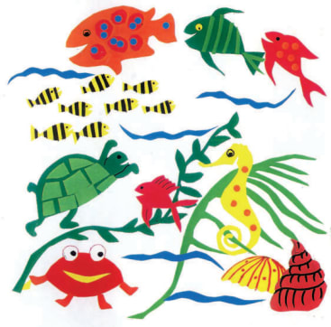 Eine Collage aus bunten Meerestieren, darunter ein Fisch, eine Schildkröte, eine Krabbe, ein Seepferdchen, eine Muschel und ein kleiner gestreifter Fisch, die alle aus ausgeschnittenen Papierformen vor einem weißen Hintergrund bestehen. Blaue Wellenlinien stellen das Wasser dar.