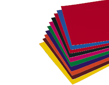 Ein Stapel rechteckiger Papierbögen in verschiedenen Farben, darunter rot, blau, grün, orange, schwarz, gelb und violett, ist aufgefächert auf weißem Hintergrund angeordnet.