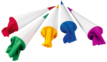 Fünf Papierkegel mit verschiedenfarbigen Spitzen und farblich passendem Seidenpapier (rot, grün, gelb, blau und lila), die aus den offenen Enden herausragen, angeordnet in einem Halbkreis auf weißem Hintergrund.