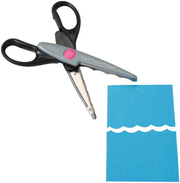 Eine Bastelschere mit gewellter Klinge wird neben einem Stück blauen Papiers mit gewellter Schnittkante gezeigt.