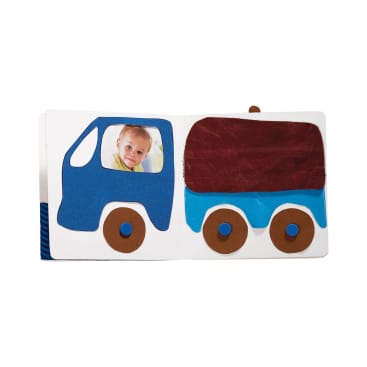 Eine Kinderbuchillustration eines blau-roten Lastwagens mit braunen Rädern; das Fenster des Lastwagens enthält ein Foto eines kleinen Kindes, das leicht nach oben schaut.