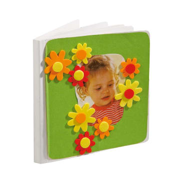 Kleines Fotoalbum mit grünem Einband, der mit gelben, roten und orangefarbenen Schaumstoffblumen verziert ist. Der Einband zeigt das Foto eines kleinen Kindes in einem rot-weiß gestreiften Hemd.