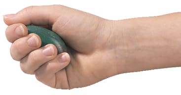 Eine Hand, die einen grünen ovalen Stressball hält, wobei die Finger um den Ball gewickelt sind und der Daumen oben aufliegt. Der Hintergrund ist einfarbig weiß.