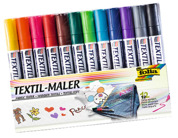 Ein Satz von 12 Stoffmarkern in verschiedenen Farben, die in einer Reihe angeordnet sind, verpackt in einer weißen Schachtel mit der Aufschrift TEXTIL-MALER mit Abbildungen von dekorierten Stoffen und bunten Zeichnungen auf der Vorderseite.