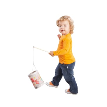 Ein kleines Kind mit lockigem blondem Haar, das ein leuchtend orangefarbenes langärmeliges Hemd, Jeans und Turnschuhe trägt, hält einen Stock, der an einer verzierten Blechdose befestigt ist, und schaut beim Gehen in die Kamera.