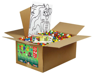 Eine offene Pappschachtel enthält bunte Bastelpompons, eine Plastikwanne mit Bastelmaterial und ein Blatt mit Dinosaurierzeichnungen zum Ausmalen. Die Schachtel hat ein grünes Etikett mit Produktinformationen und Illustrationen.