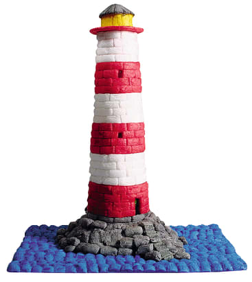 Ein Modell-Leuchtturm mit roten und weißen Streifen steht auf einem grauen Felsen, umgeben von einer blauen, strukturierten Oberfläche, die Wasser darstellt. Der Leuchtturm hat eine gelbe Spitze mit einer kleinen schwarzen Kappe.