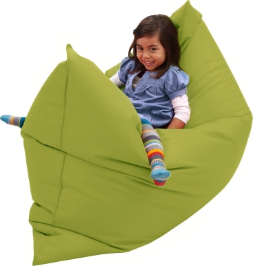 Ein junges Mädchen mit dunklem Haar sitzt bequem auf einem großen grünen Sitzsack. Sie trägt ein blaues Oberteil und bunt gestreifte Leggings und lächelt in die Kamera.