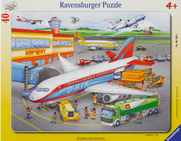 Illustration einer geschäftigen Flughafenszene mit einem großen Flugzeug, das auf der Rollbahn gewartet wird, Arbeitern, einem Tankwagen, einem Kontrollturm, Gepäckwagen und zwei Flugzeugen am Himmel. Das Bild befindet sich auf einer Ravensburger Puzzlebox für Kinder ab 4 Jahren.