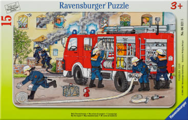 Eine Puzzlebox für Kinder zeigt Feuerwehrleute, die mit Schläuchen ein Feuer in einem Haus löschen, während draußen ein Feuerwehrauto parkt. Aus einem Fenster steigt Rauch auf, und man sieht Menschen im Gebäude, die aus einem anderen Fenster zusehen.