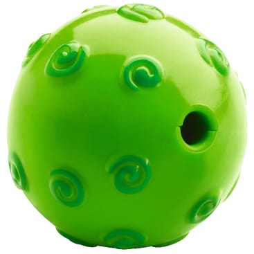 Ein runder, leuchtend grüner Kunststoffball mit erhabenen Spiralmustern und einem kleinen Loch an einer Seite.