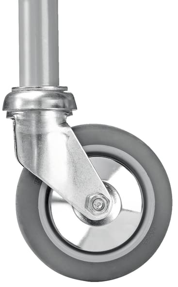 Eine Nahaufnahme einer grauen Lenkrolle mit einer Metallhalterung, die an einer vertikalen Metallstange befestigt ist und üblicherweise für die Mobilität von Möbeln oder Geräten verwendet wird.