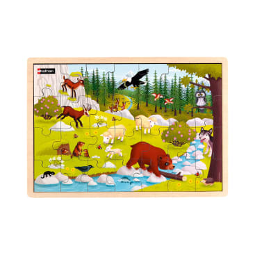 Ein fertiges Holzpuzzle, das eine Cartoon-Waldszene mit verschiedenen Tieren zeigt, darunter ein Bär, ein Wolf, eine Eule, ein Adler, eine Ziege, ein Reh, ein Eichhörnchen, ein Fuchs, ein Kaninchen und mehrere Vögel, mit einem Bach und Bäumen im Hintergrund.