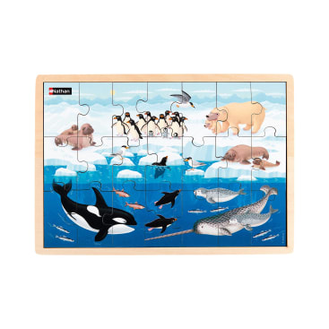 Ein fertiges Holzpuzzle, das arktische Tiere wie Pinguine, Eisbären, Walrosse, Robben, Orcas, Narwale und Fische darstellt, mit Eisbergen und Wasser im Hintergrund.