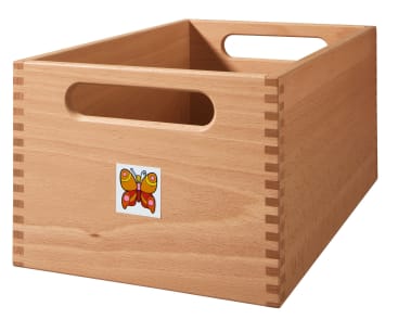 Eine rechteckige Holzkiste mit keilgezinkten Ecken und ausgeschnittenen Griffen an zwei Seiten. Auf der Vorderseite der Kiste ist ein bunter Schmetterlingsaufkleber angebracht.