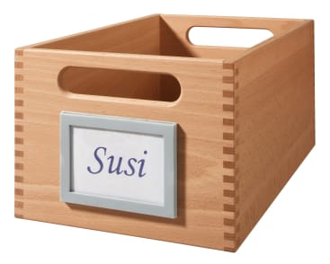 Eine Aufbewahrungsbox aus Holz mit klappbaren Ecken und zwei Griffen. Auf der Vorderseite befindet sich ein Etikettenhalter, der den Namen Susi in blauer Schrift auf weißem Papier zeigt.