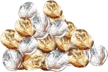 Ein Stapel in Folie eingewickelter Schokoladenbonbons, von denen einige in Gold- und andere in Silberfolie eingewickelt sind, angeordnet in einer dreieckigen Formation vor einem weißen Hintergrund.