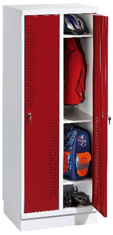Ein Metallschrank mit einer offenen roten Tür, in dem sich auf drei Fächern eine rote Jacke, ein Helm, ein blauer Rucksack mit einem Muster und ein Paar Schuhe befinden.