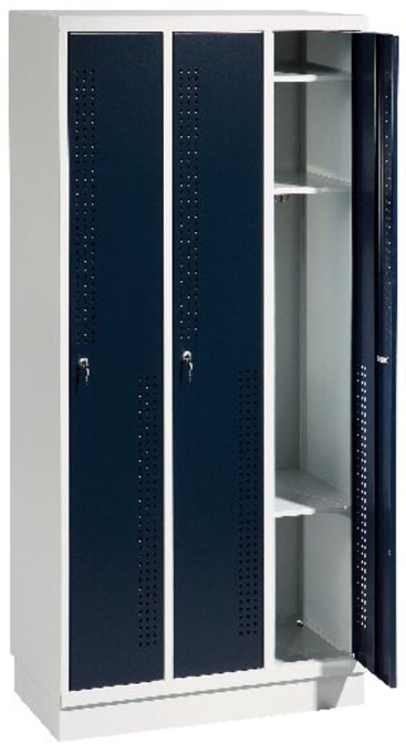 Ein dreiteiliger Metallschrank mit dunkelblauen Türen und einem hellgrauen Rahmen. Eine Tür ist offen und gibt den Blick frei auf Regale und Stauraum im Inneren. Die beiden anderen Türen sind geschlossen und verriegelt.