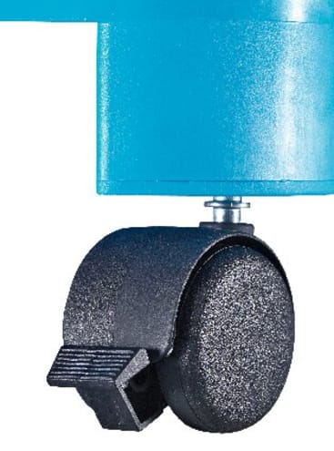 Nahaufnahme eines schwarzen Kunststoff-Lenkrads mit Fußbremse, das an der Unterseite eines blauen Metallrahmens befestigt ist.