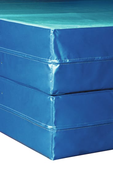 Nahaufnahme von zwei gestapelten blauen Turnmatten mit sichtbaren Nähten und glatten, glänzenden Oberflächen.