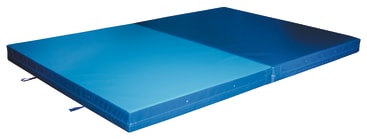 Eine rechteckige blaue Gymnastikmatte mit zwei unterschiedlichen Schattierungen, die in der Mitte leicht gefaltet ist und Griffe an den Seiten aufweist, auf weißem Hintergrund.